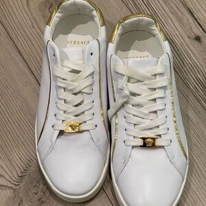 VERSACE Grecco Signature Accented Leather Low-Top Sneakers Size 40 Italy